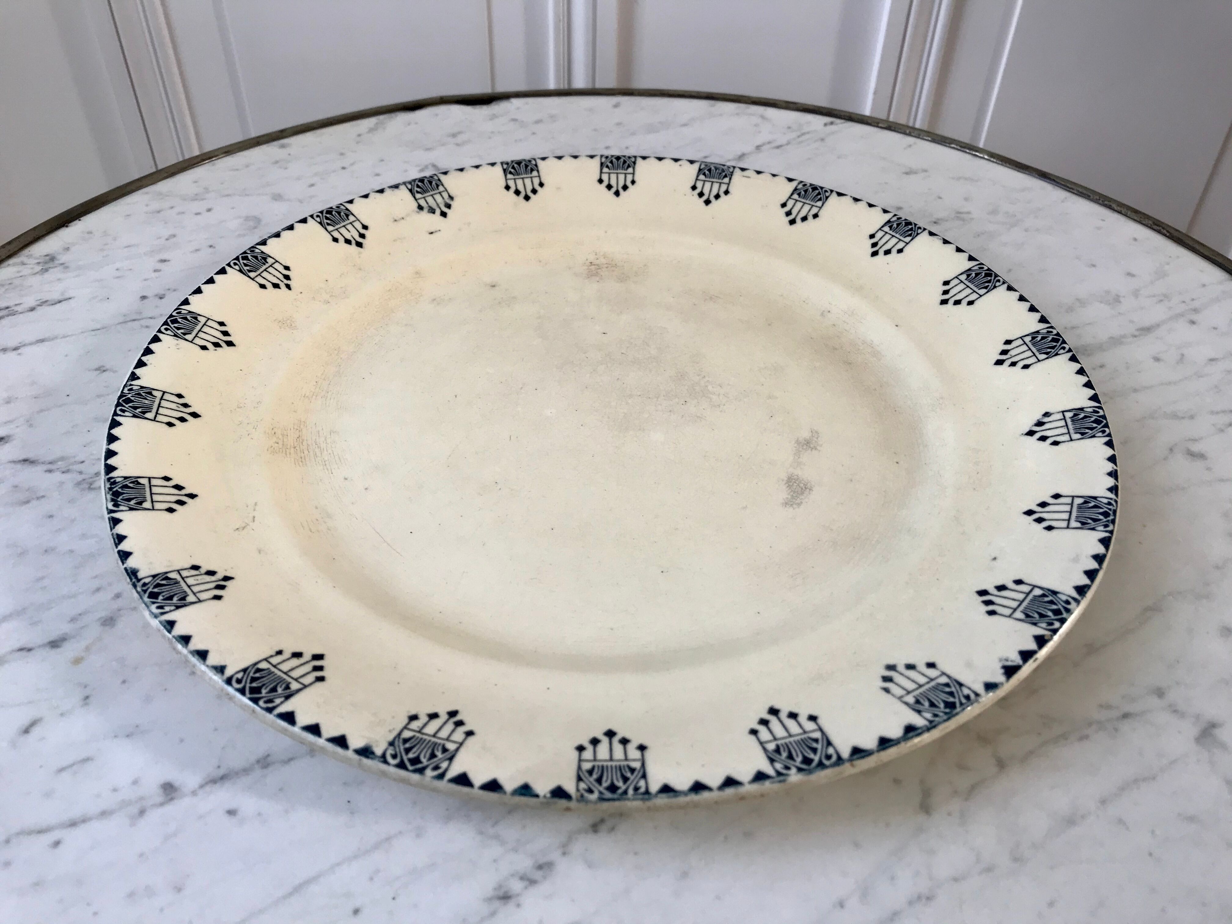 Plat rond Terre de Fer A&C modèle "Rotterdam" fin XIXème