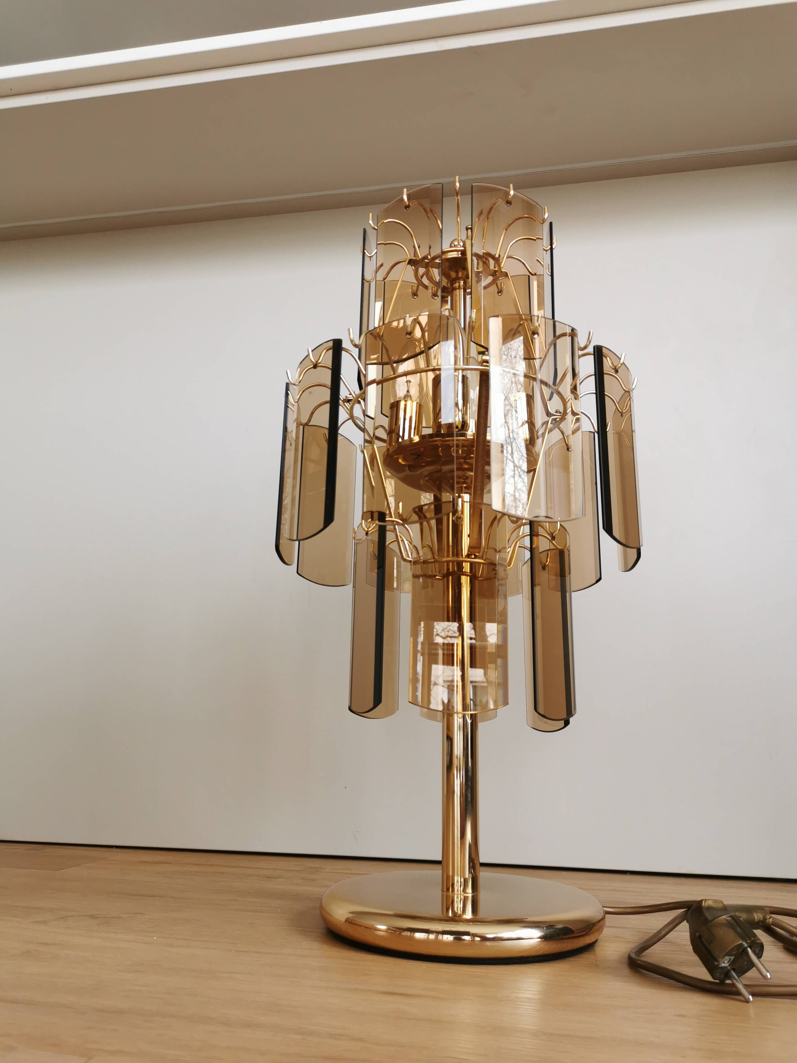 Lampe de bureau vintage en verre fumé : EGLO Leuchten, table dorée autrichienne des années 1980