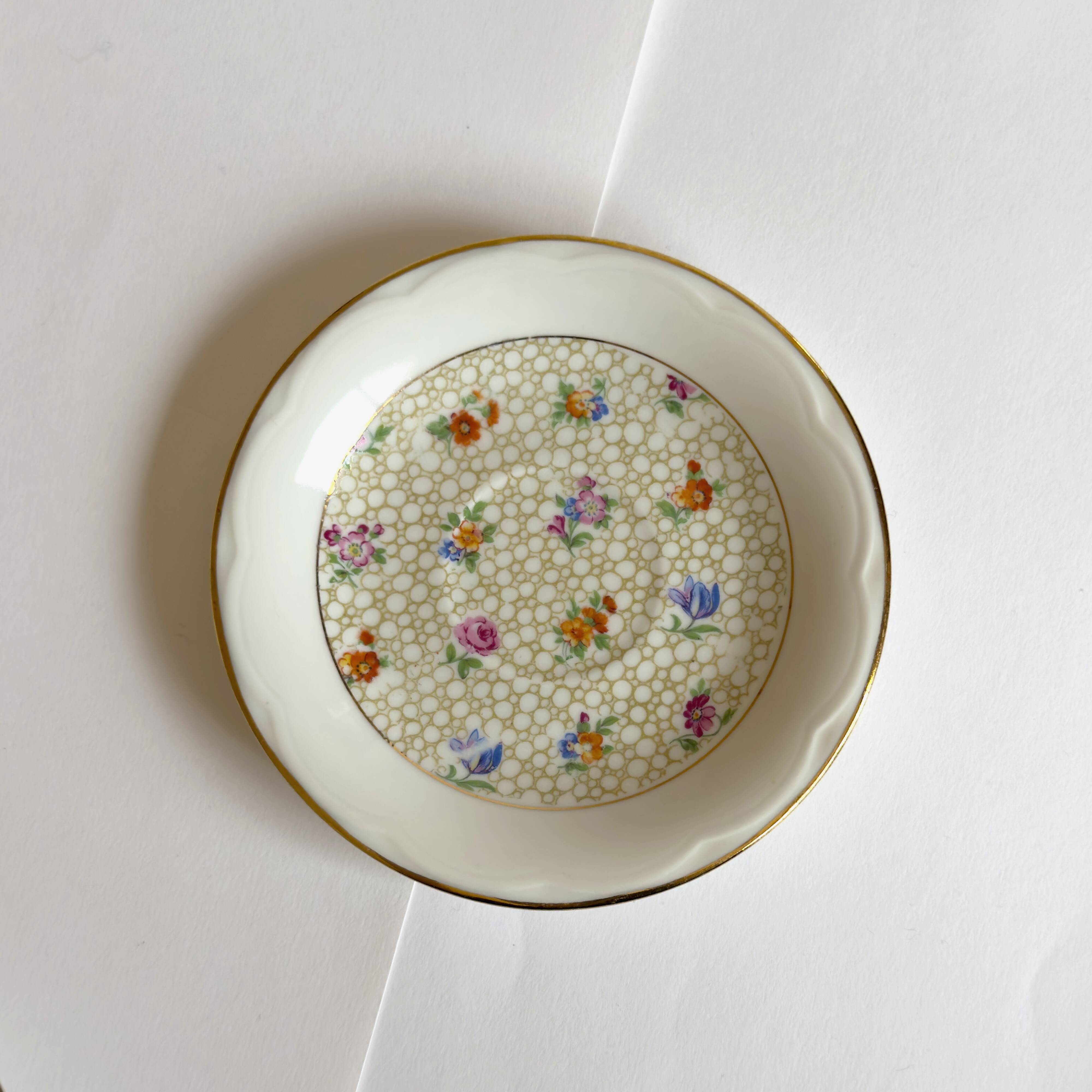 Service de 8 tasses à café et 8 coupelles en porcelaine S.F.P. Société Française de Porcelaine