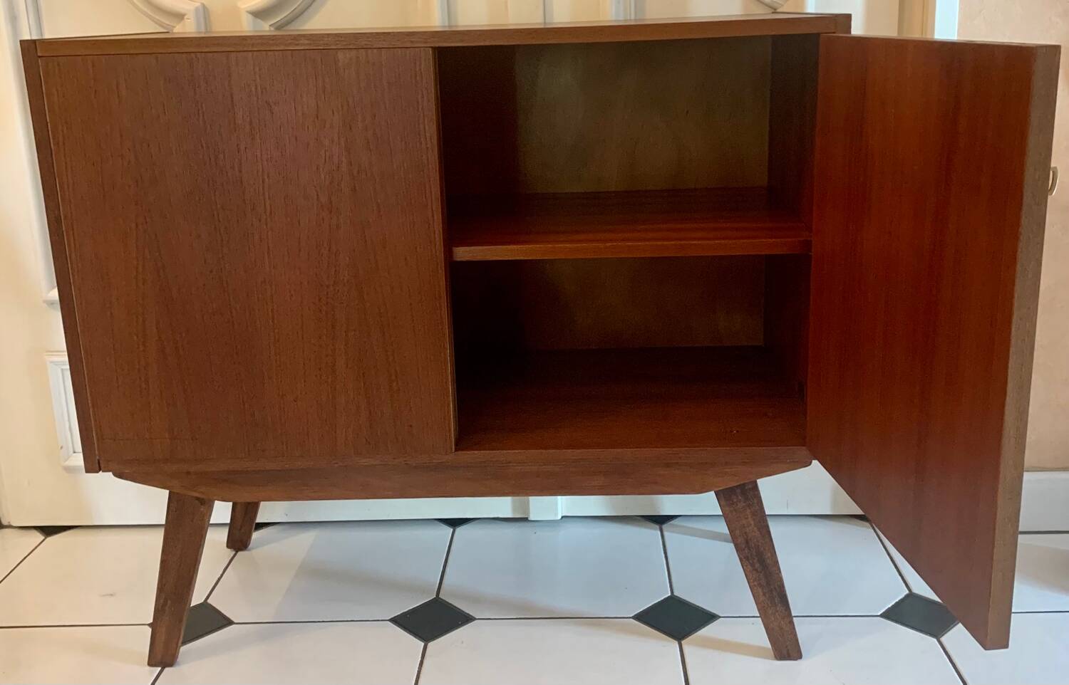 Sideboard compass feet