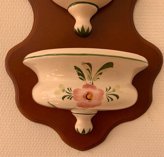 Green and pink water fountain