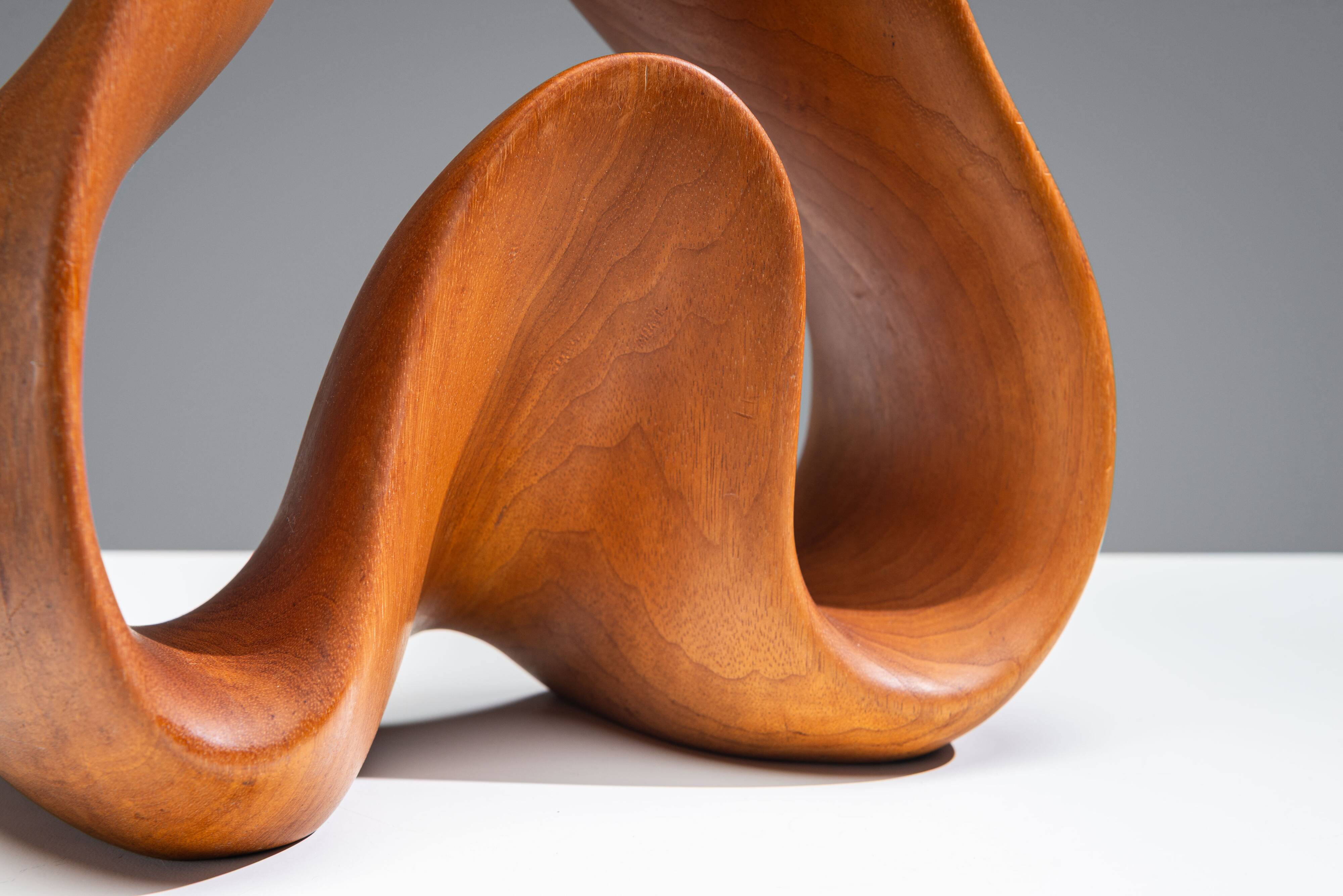 Sculpture abstraite avec des courbes organiques fluides.