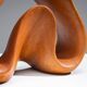 Sculpture abstraite avec des courbes organiques fluides.