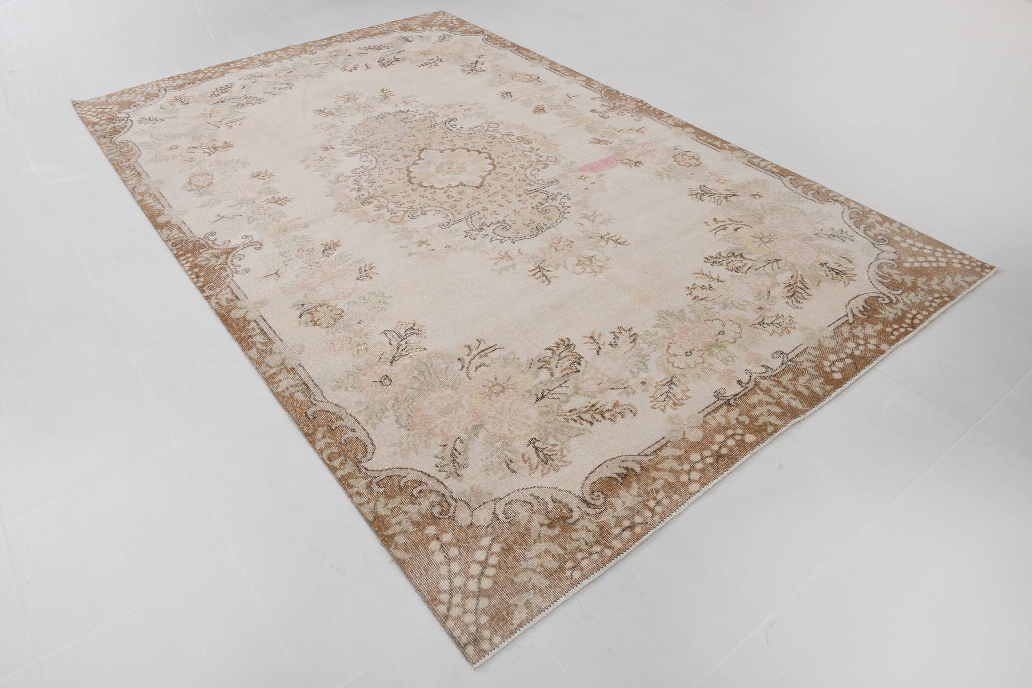 Tapis Aubusson ancien tons beiges et roses, élégant et raffiné, 209x335 Cm