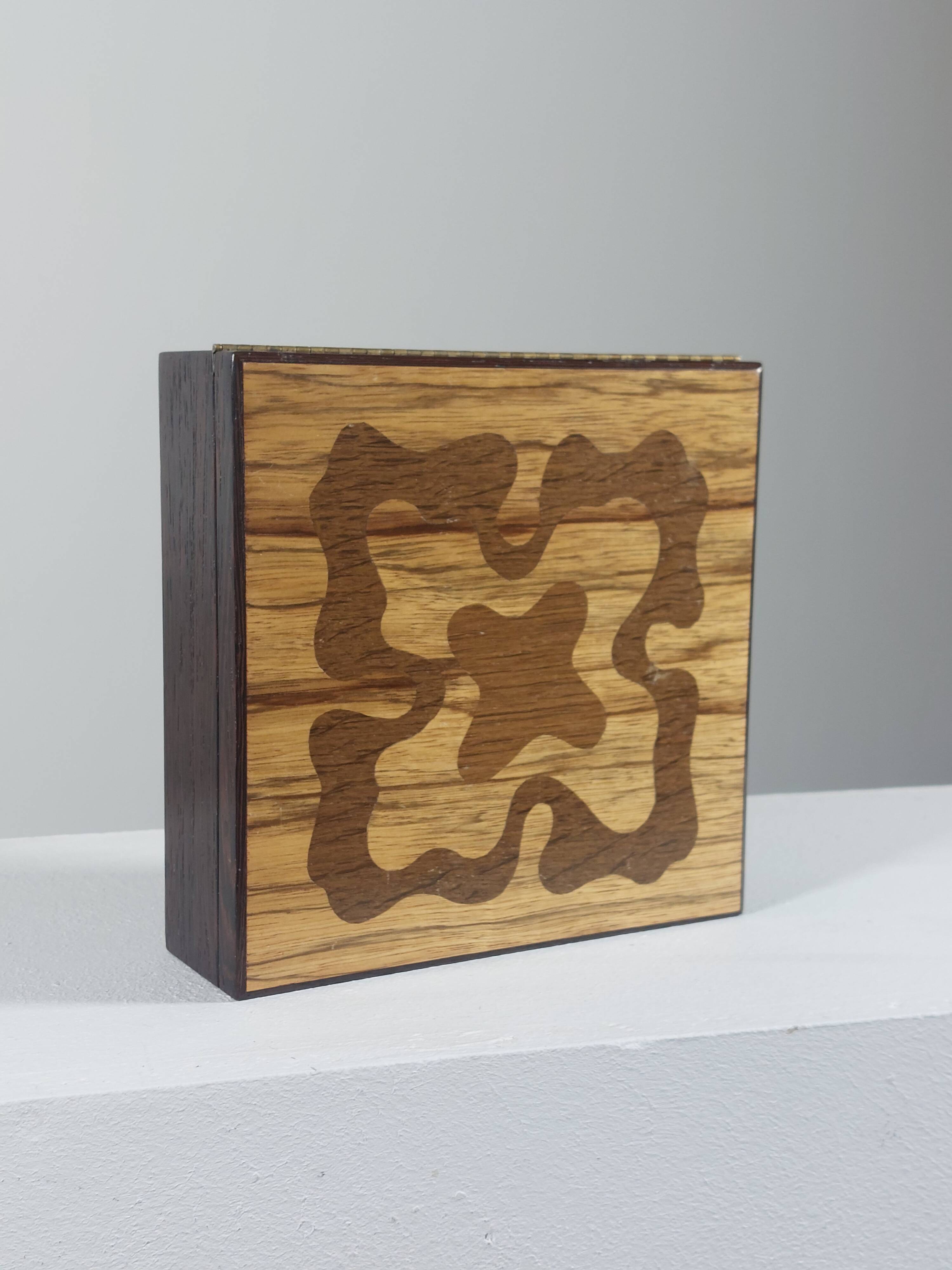Boîte en bois vintage faite à la main avec des incrustations.