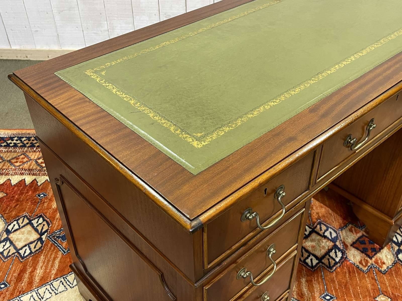 Bureau anglais à caissons des années 1950 en acajou et dessus cuir