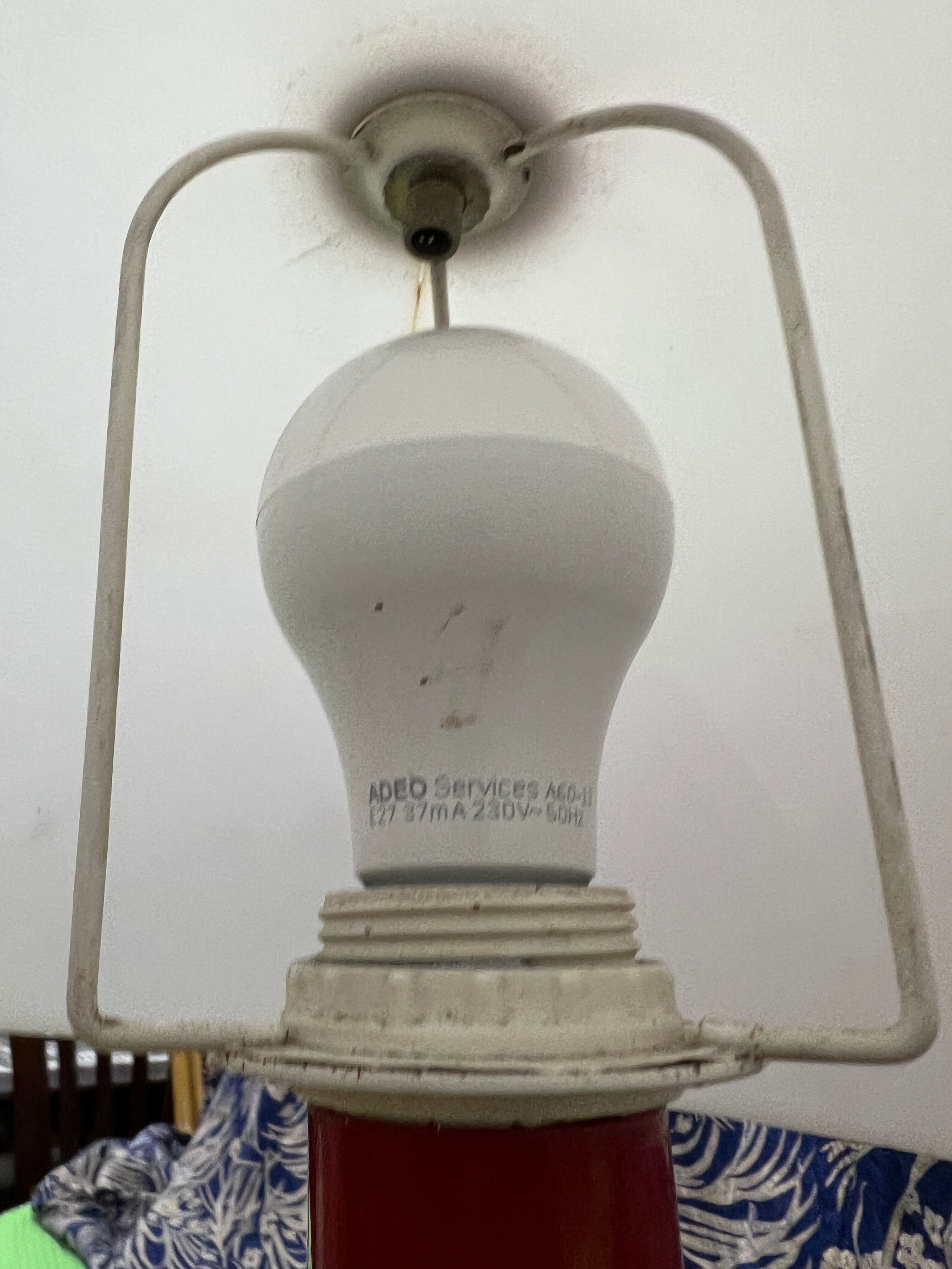 Lampe de bureau en métal laqué
