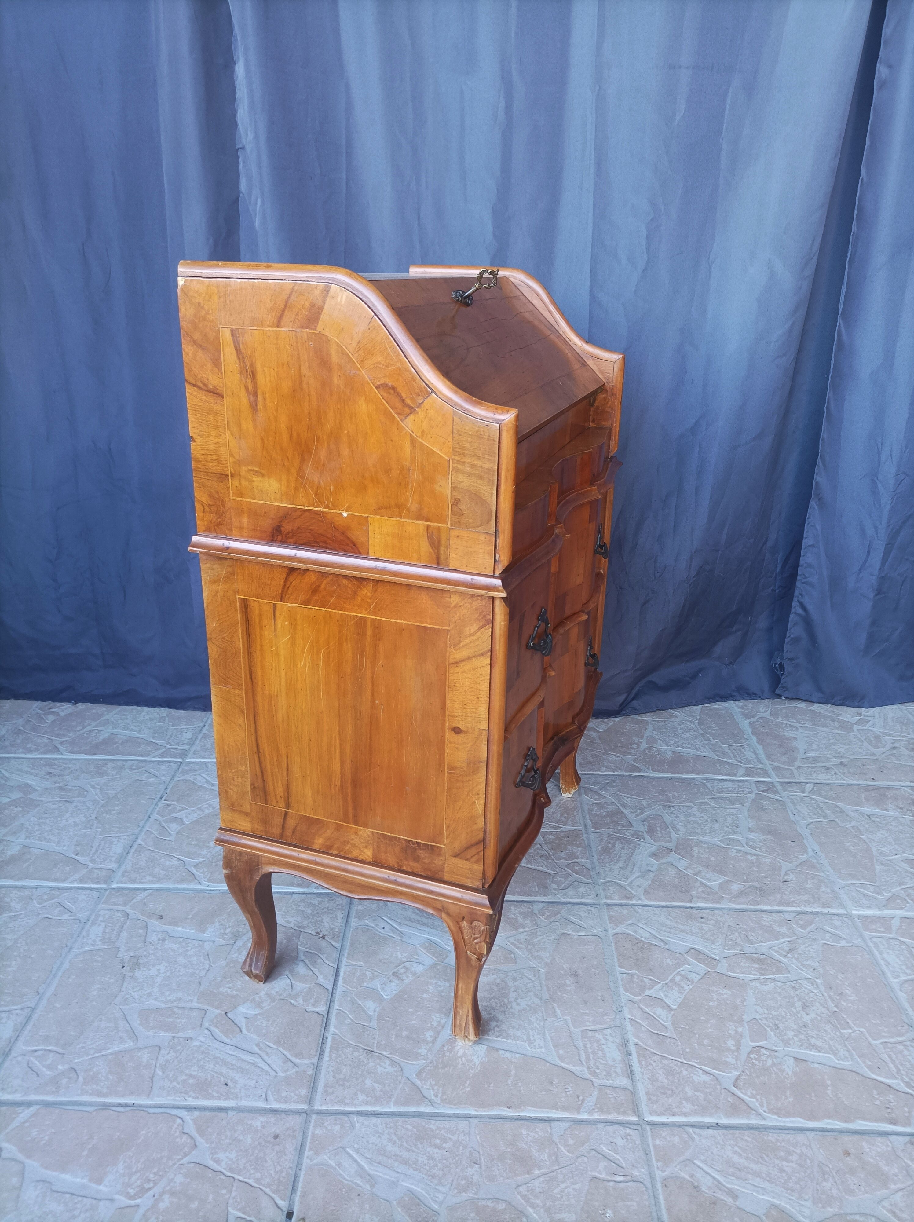 Walnut bramble secretary