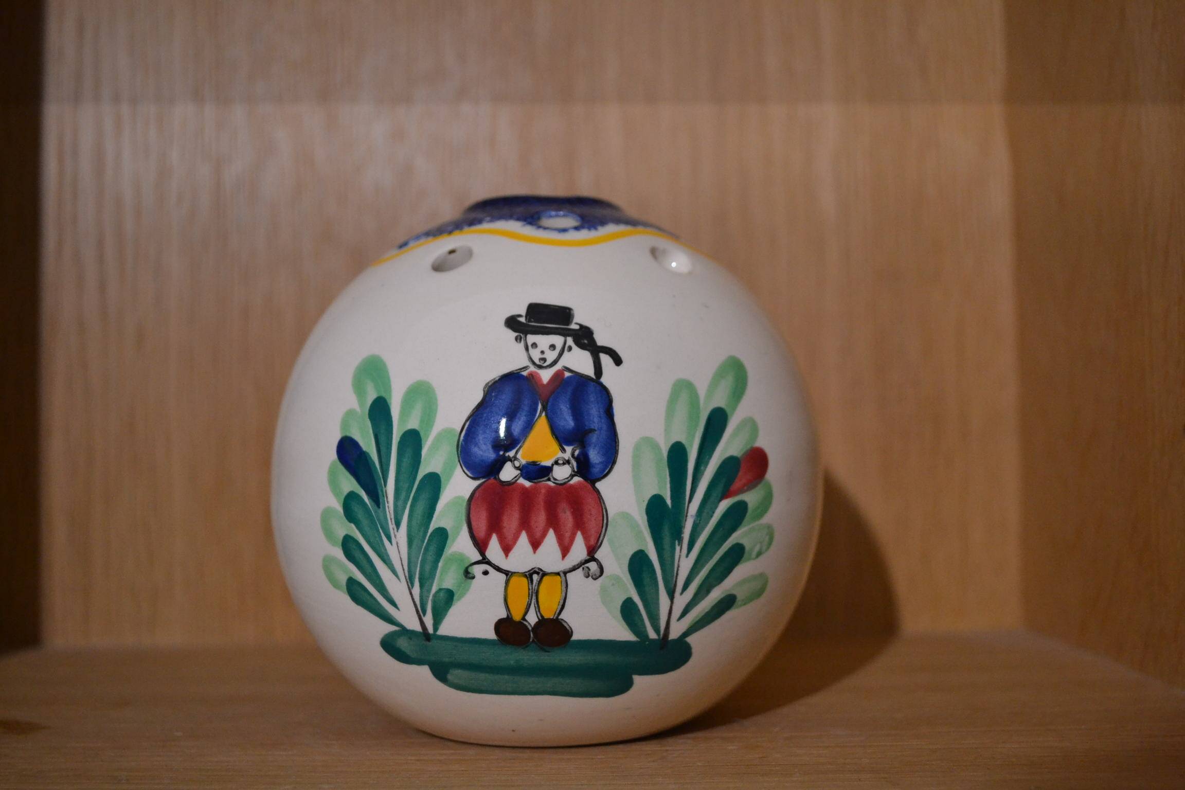 Round vase with flowers Le Croisic