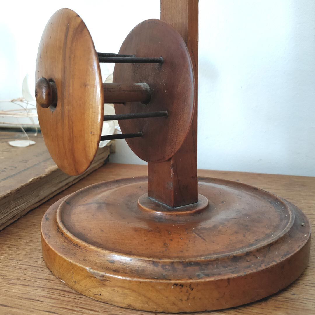 Former wooden wool mercerie reel