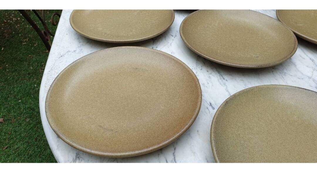 8 assiettes en grès