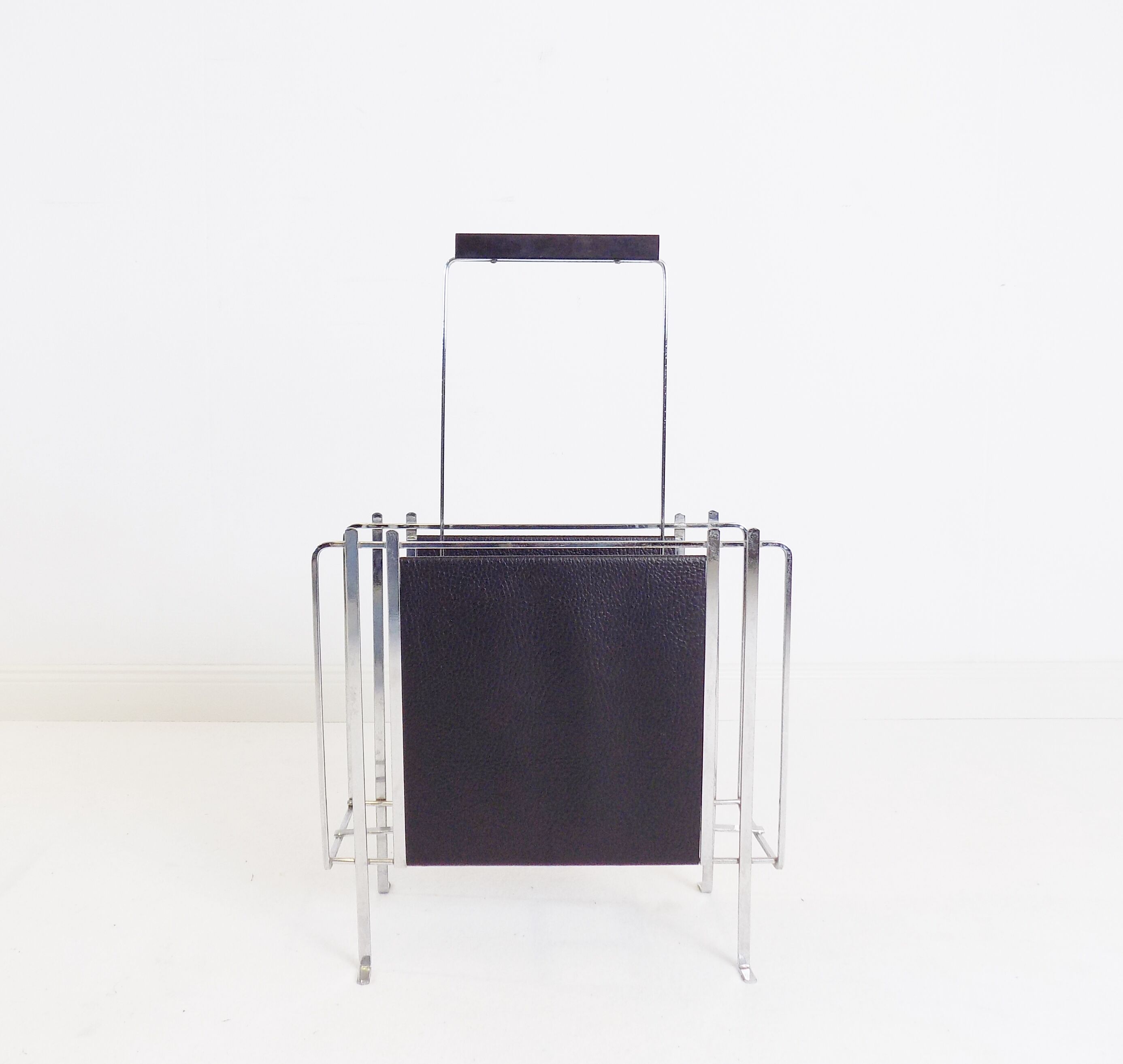 Zeitungsständer aus Chrom und schwarzem Leder