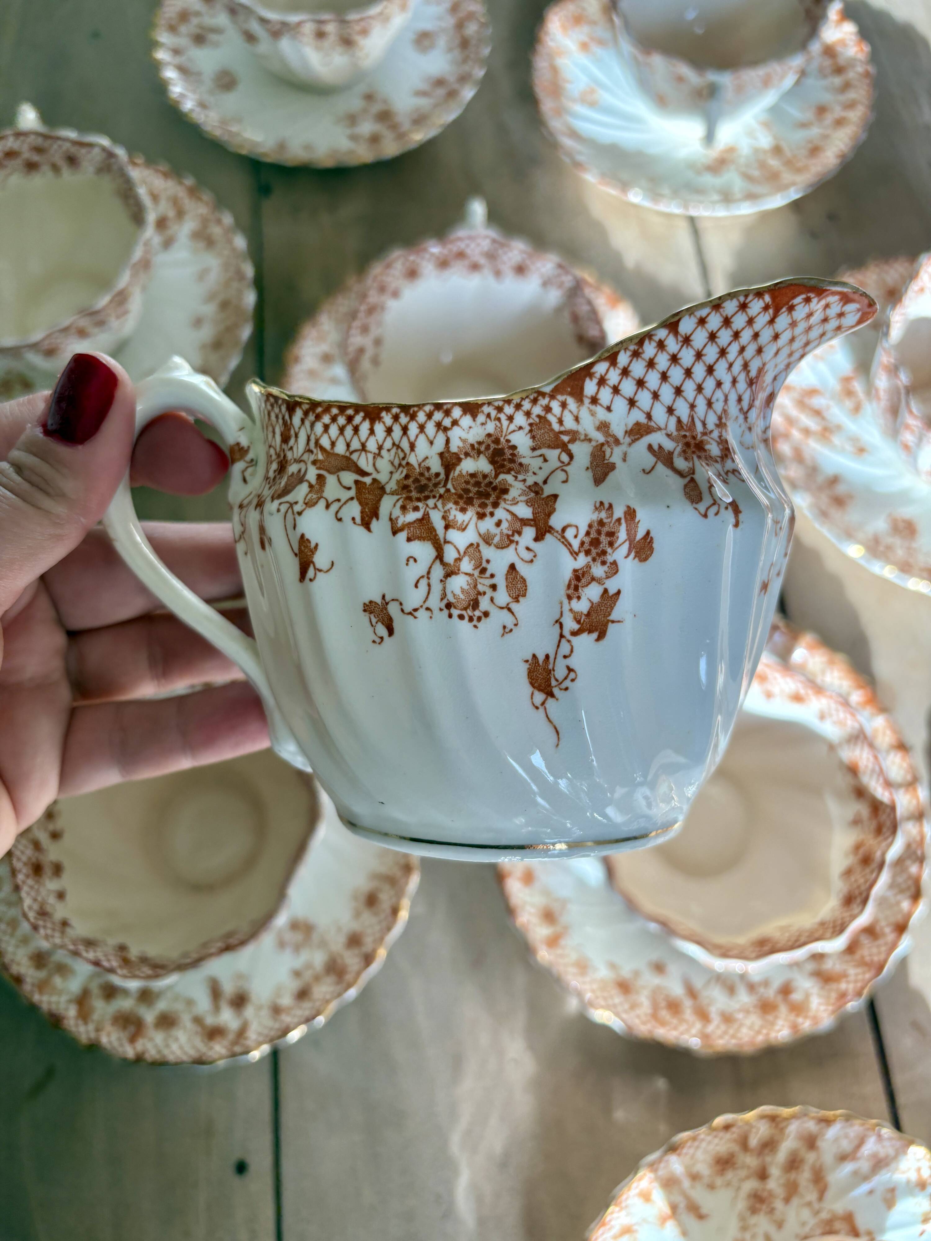 Lot de 9 tasses à thé ou café et le pot à lait en porcelaine fine Anglaise - Royal Albert
