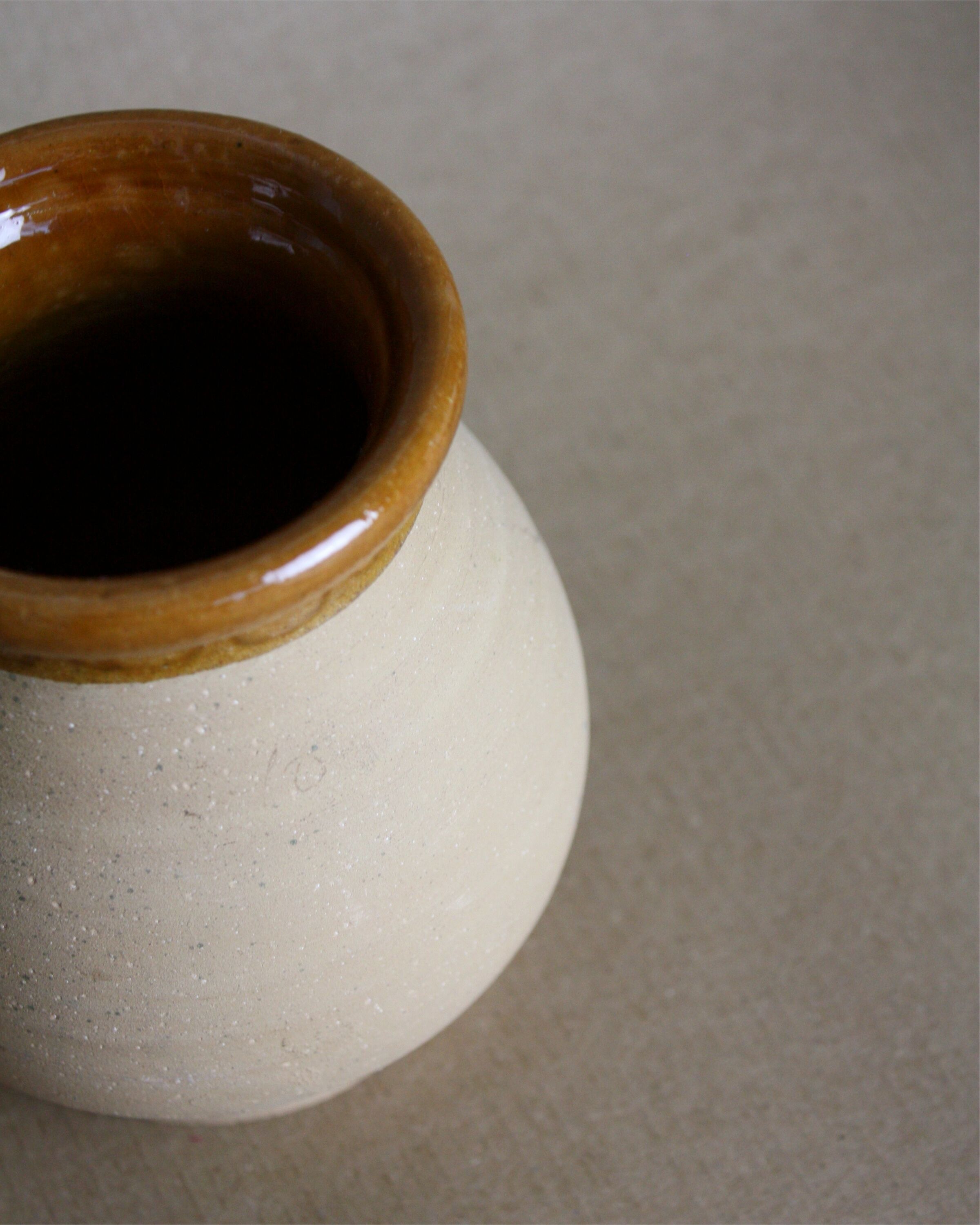 Two-tone sandstone pot