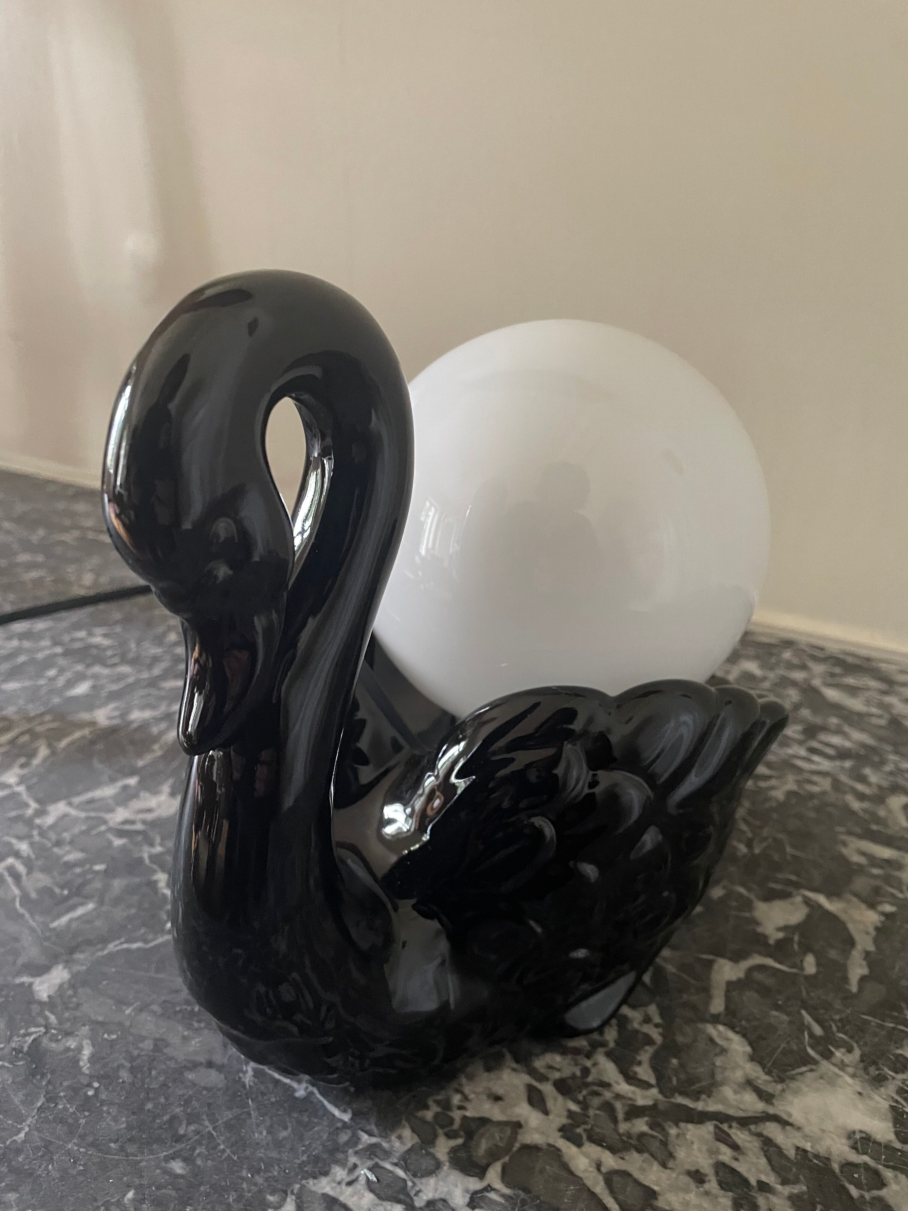 Black swan lamp