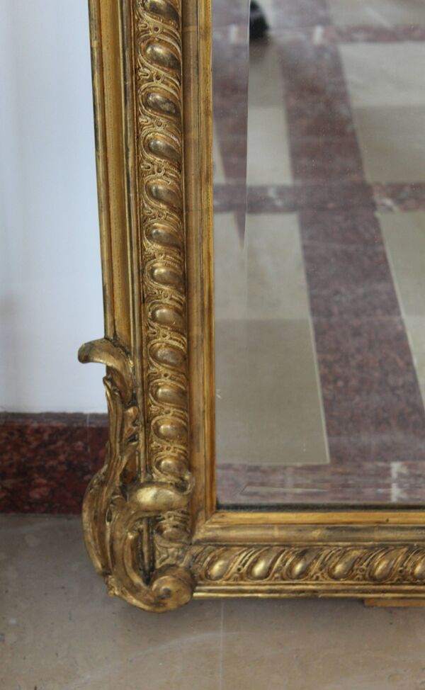 Miroir en bois et stuc doré à décor de corne d'abondance, époque 19ème