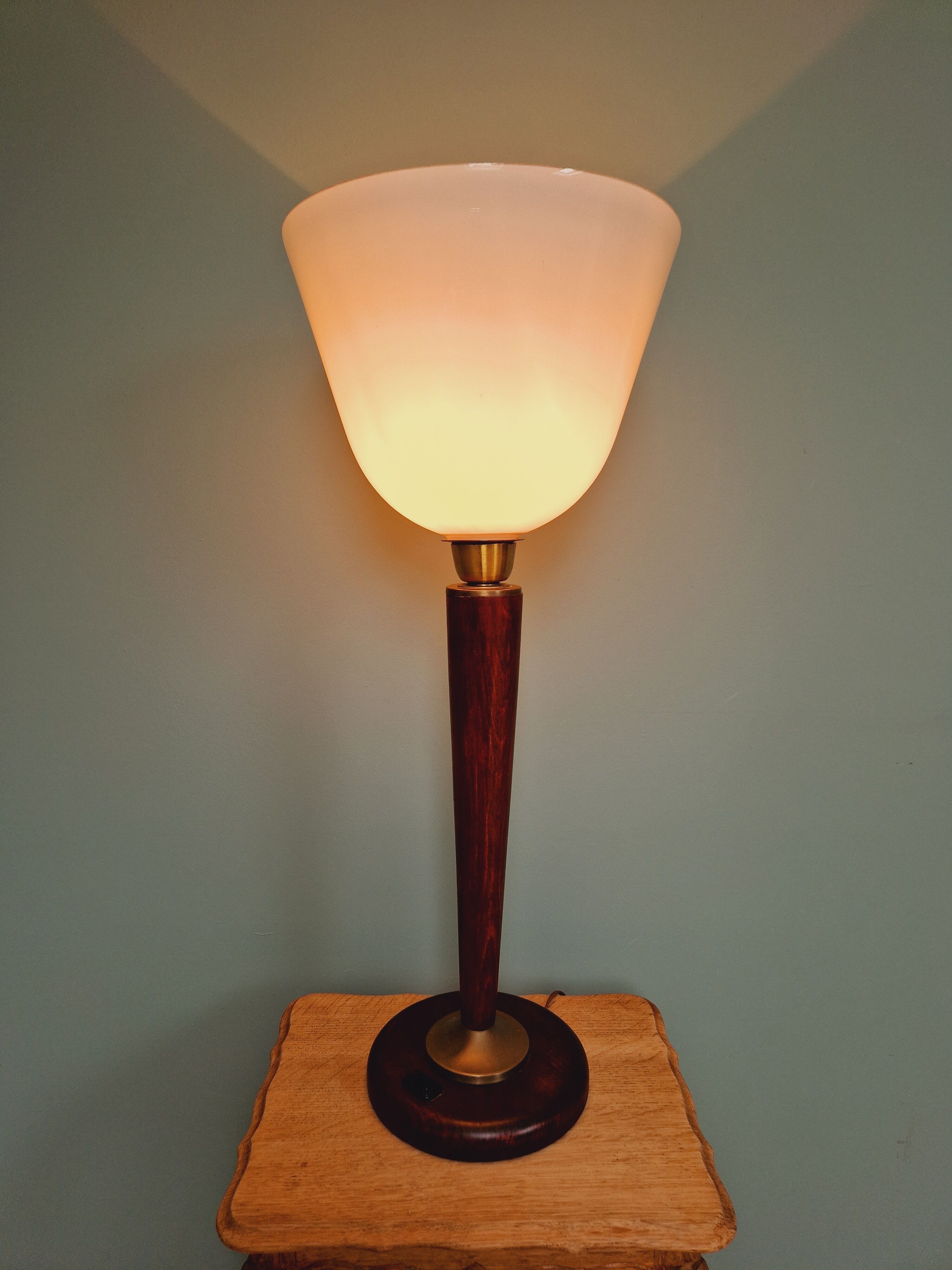 Large Art Deco lamp, in mahogany and opaline wood, 1920s-30s