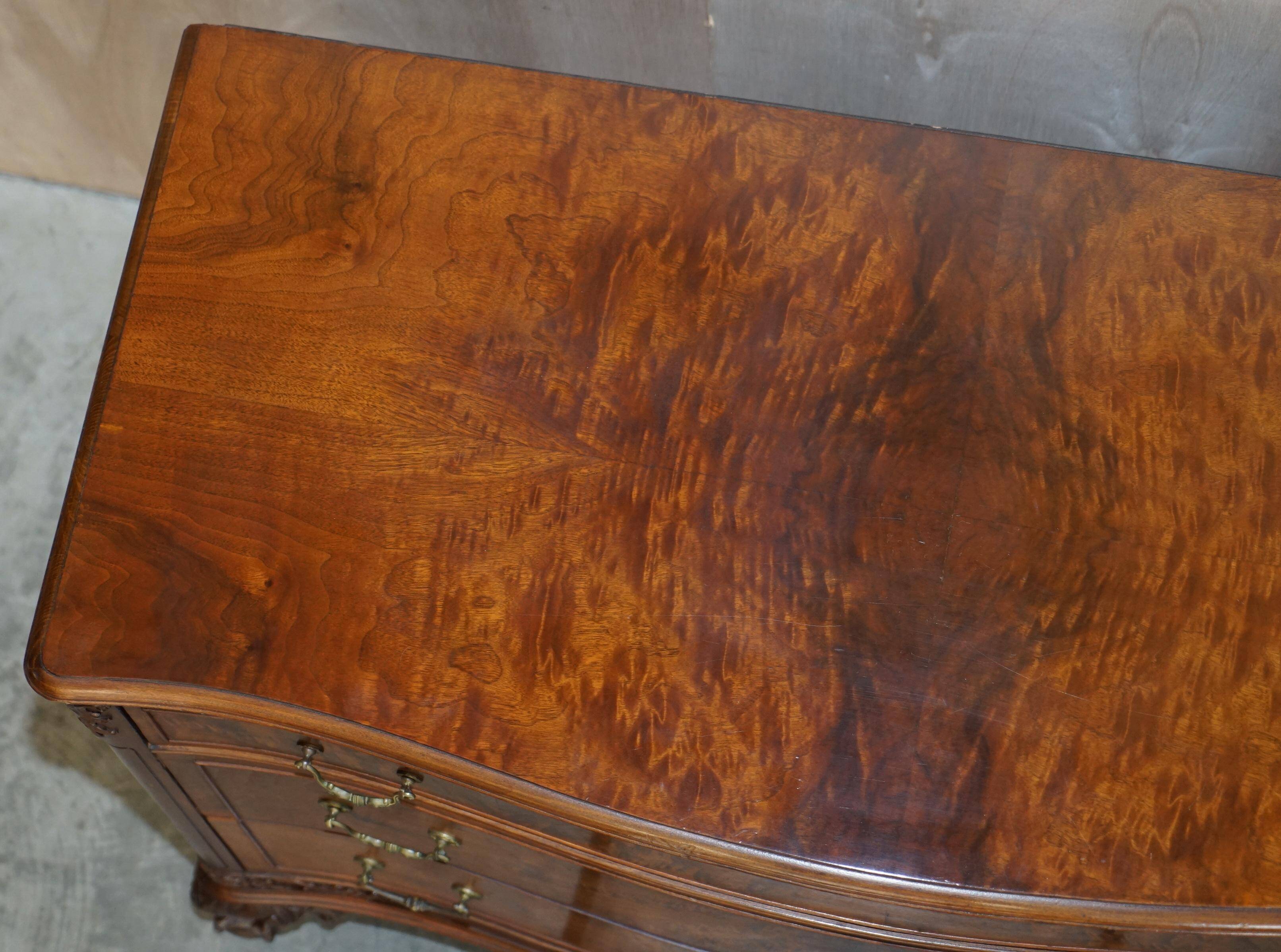 Commode Victorienne Tardive en Bois Dur Pieds Griffe et Boule