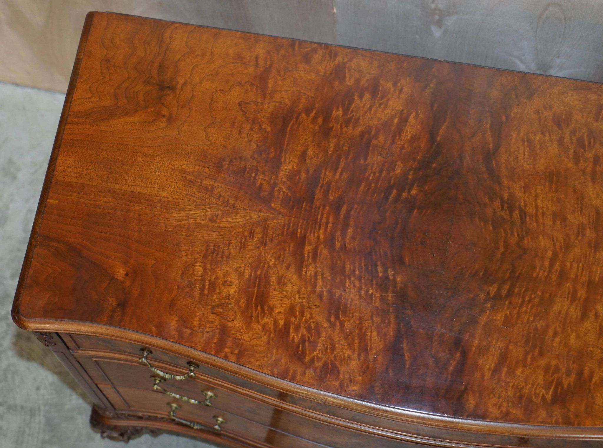 Commode Victorienne Tardive en Bois Dur Pieds Griffe et Boule