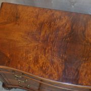 Commode Victorienne Tardive en Bois Dur Pieds Griffe et Boule