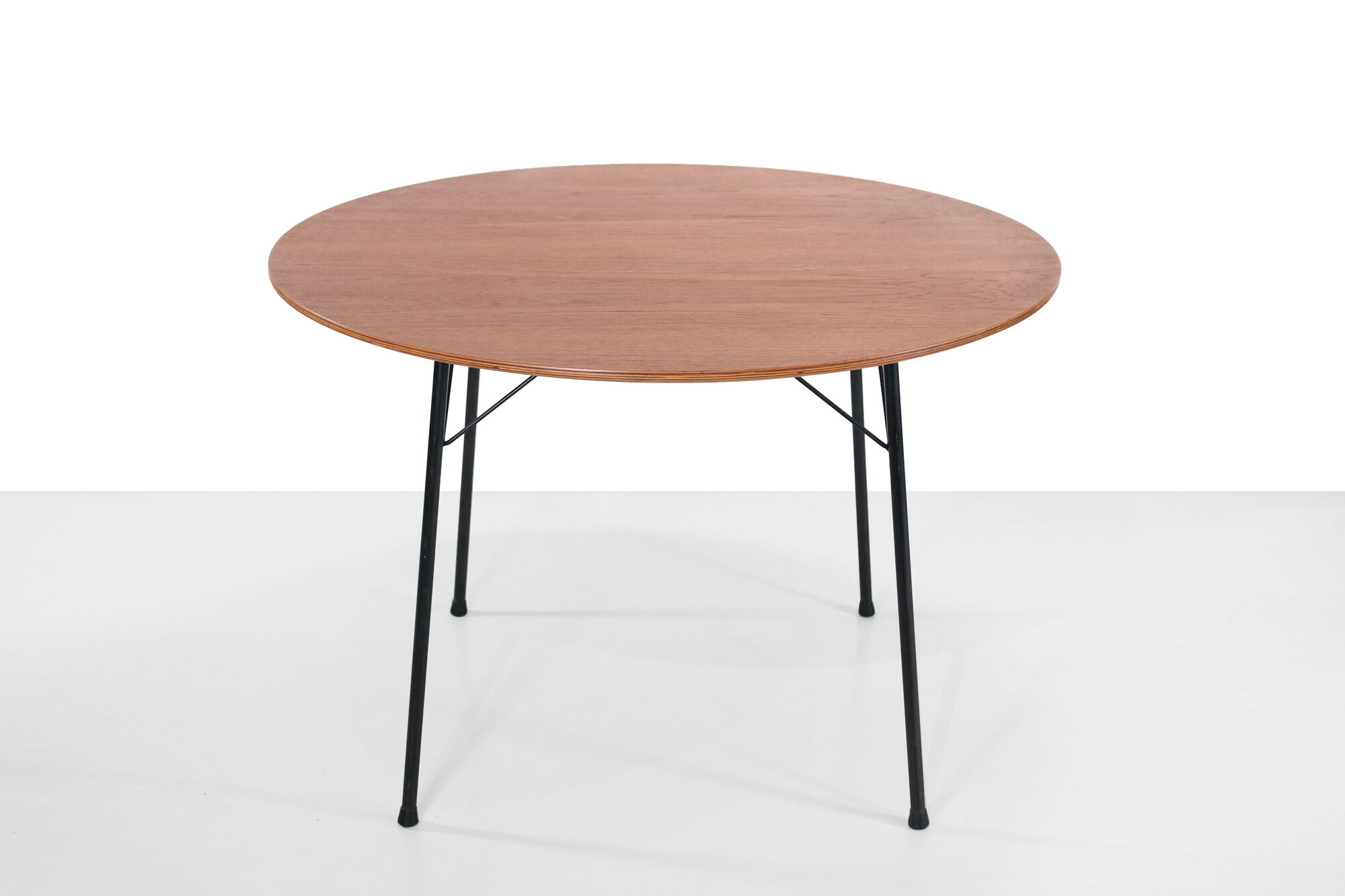Round teak dining table by Arne Jacobsen model 3600 by Fritz Hansen for Pastoe