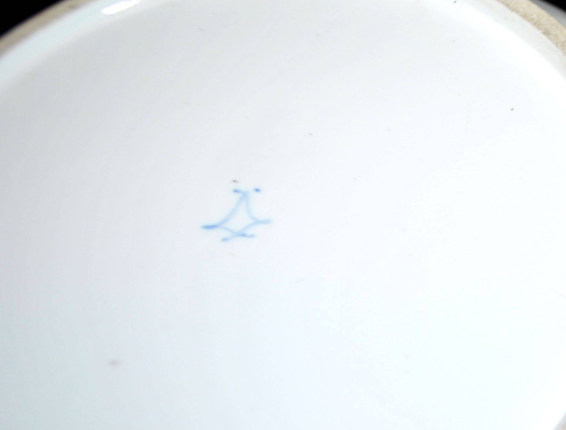 Antique Sèvres porcelain salad bowl with hand-painted gold arabesque decoration