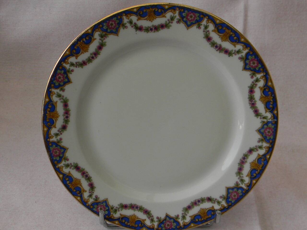 Lot de 12 assiettes à dessert en porcelaine de limoges.