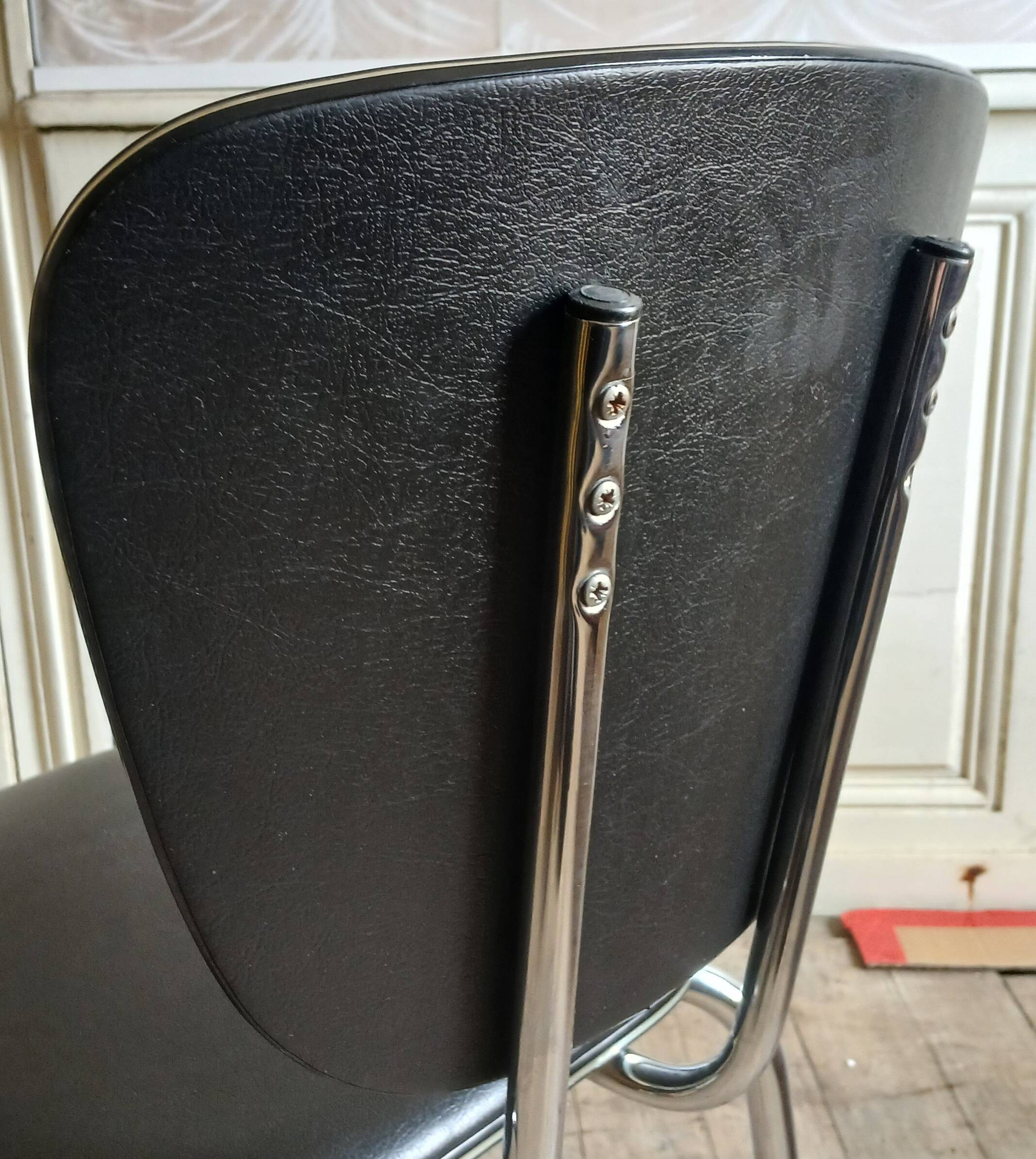 Suite de 4 chaises cuir synthétique noir & galon nacré