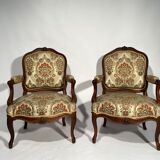 Salon de style Louis XV comprenant une paire de fauteuils et trois chaises