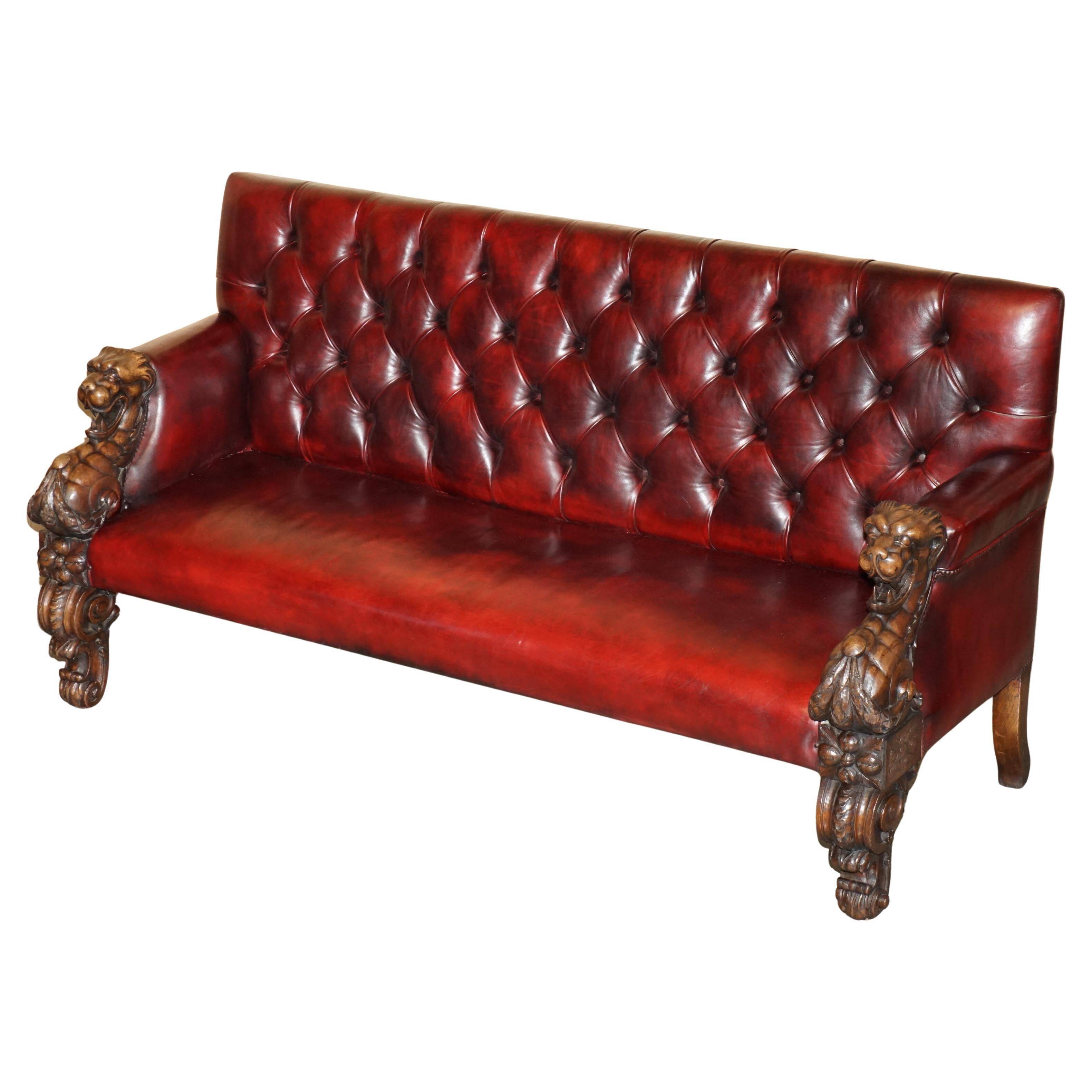Canapé Chesterfield victorien en cuir avec têtes de lion sculptées