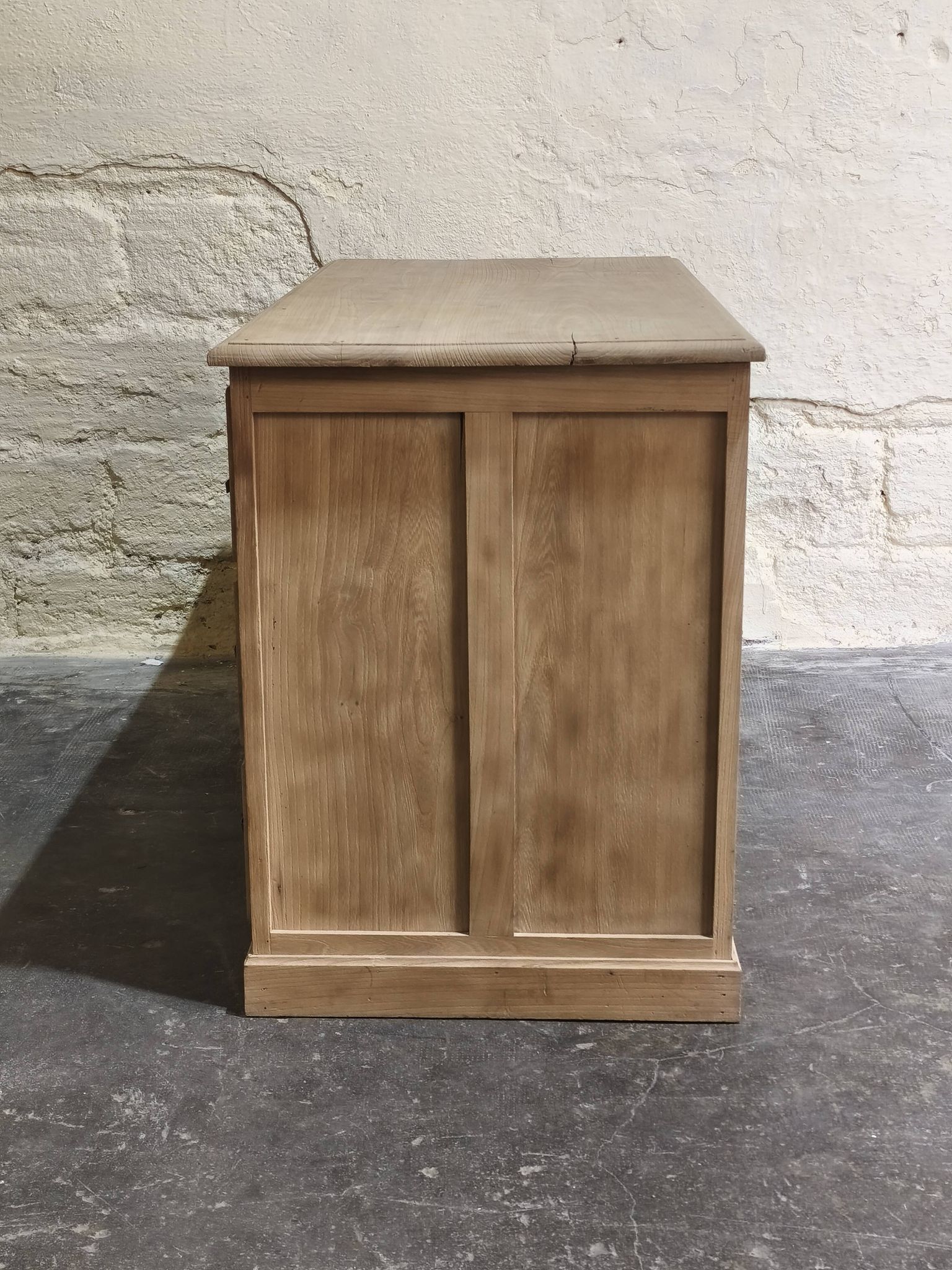Desk in solid elm with natural airbrushing