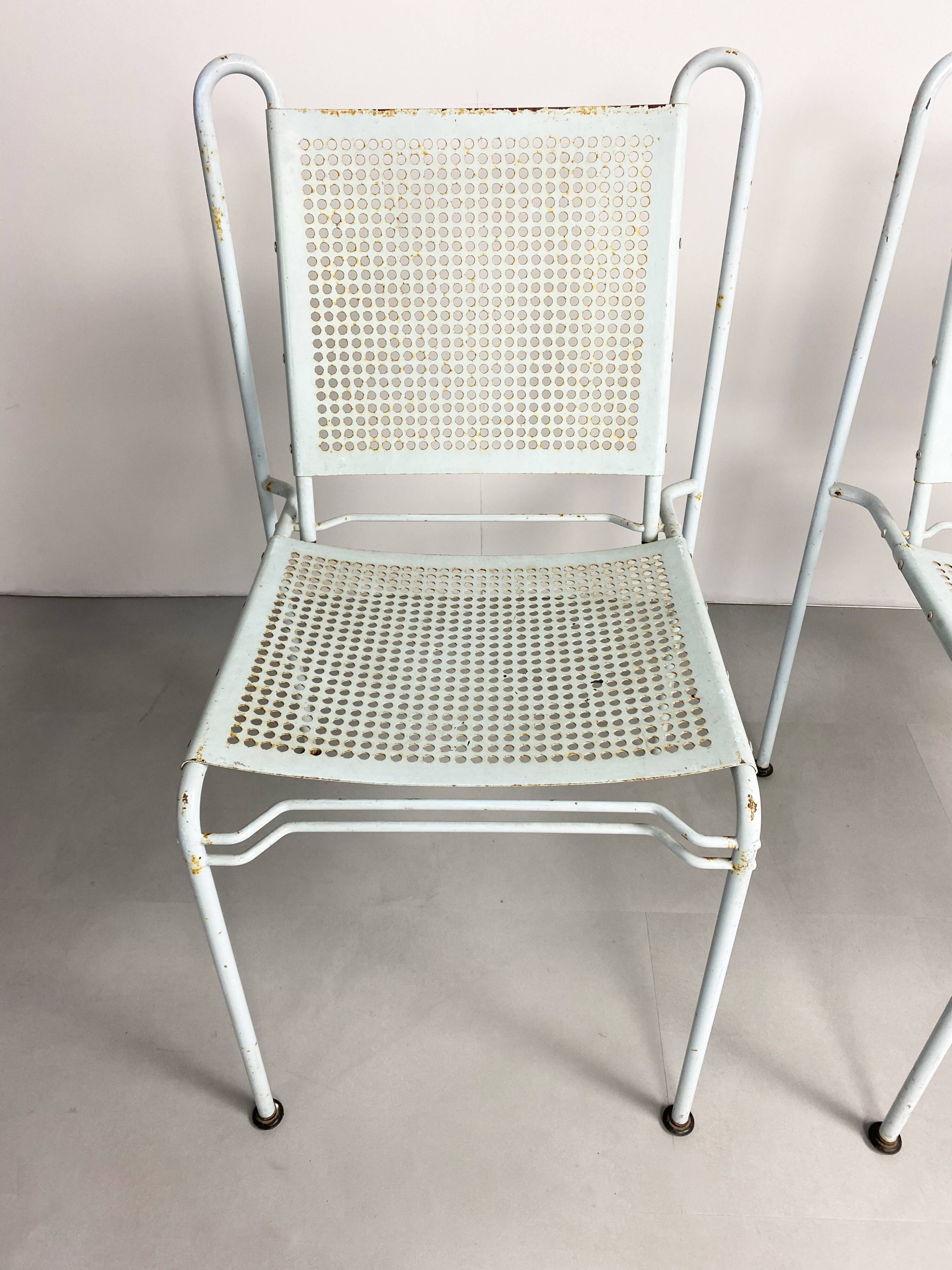 Paire de chaises perforées empilage en acier