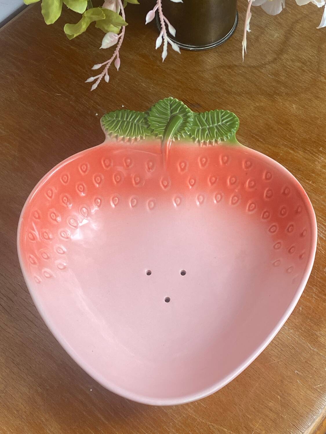 Strawberry-shaped salad bowl in slip