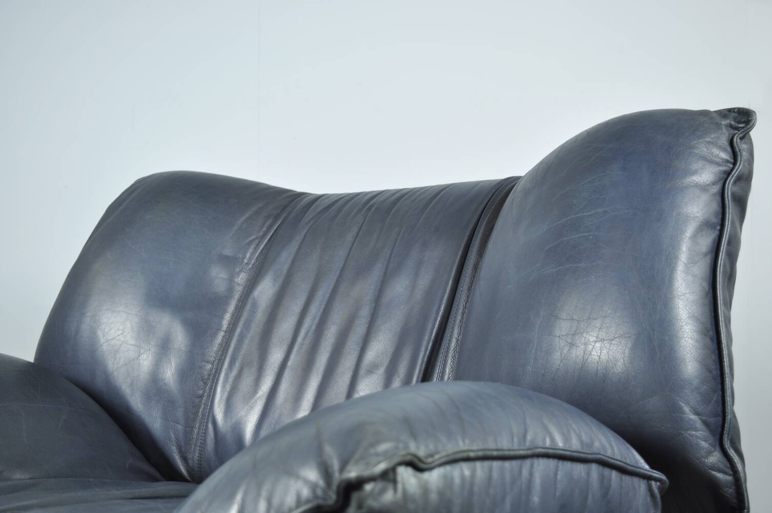 Leolux / vintage "tango" armchair in blue leather / jan armgardt / 1980s netherlands