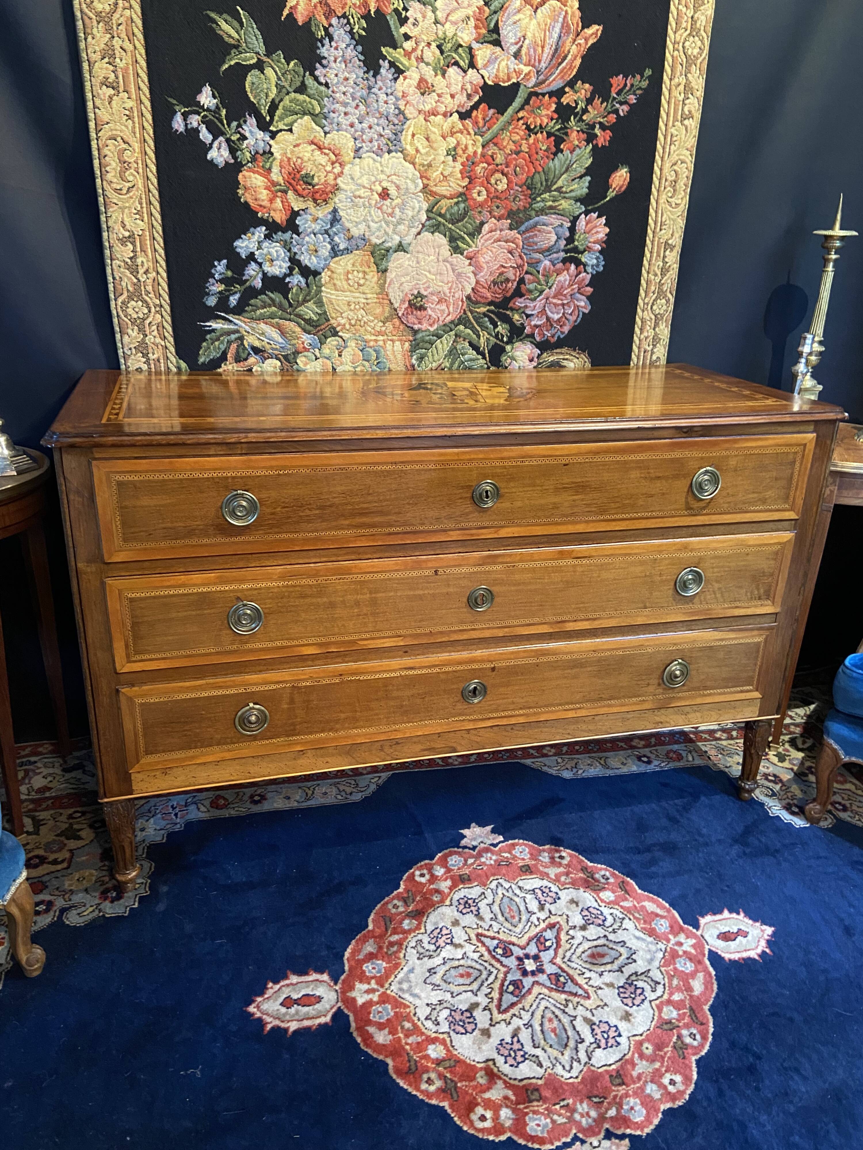 Large Louis XVI chest of drawers with 3 drawers, marquetry decoration depicting an antique scene from the late 18th century.