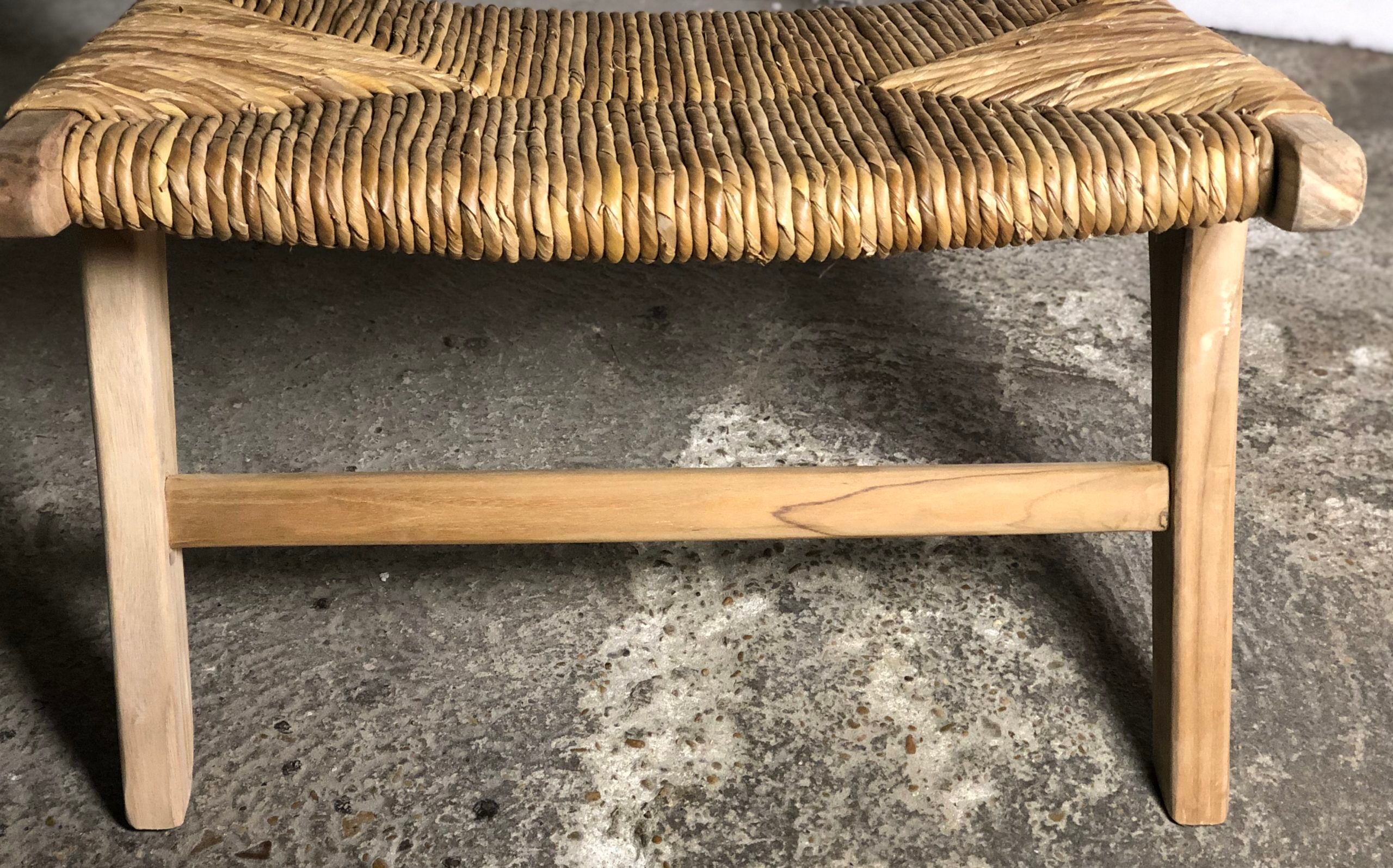 Fauteuil bas en bois brut avec assise et dossier paillé
