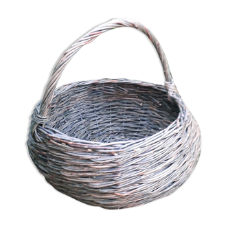 Round wicker basket