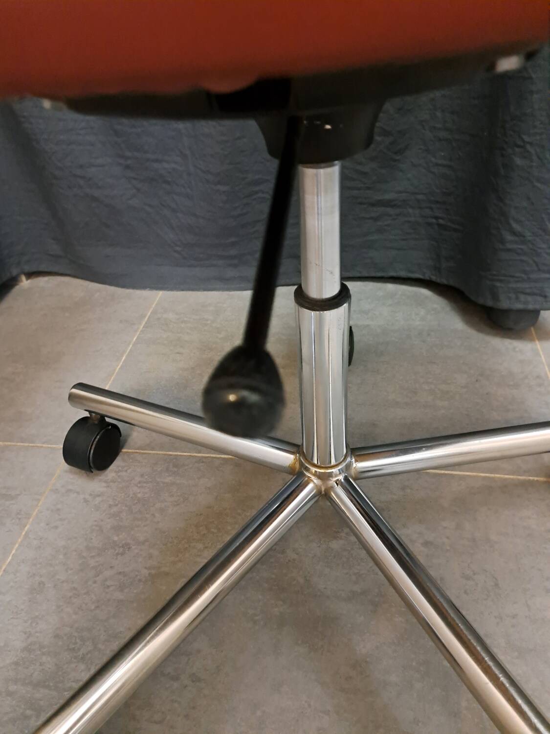 Kevi armchair in skai and chrome metal