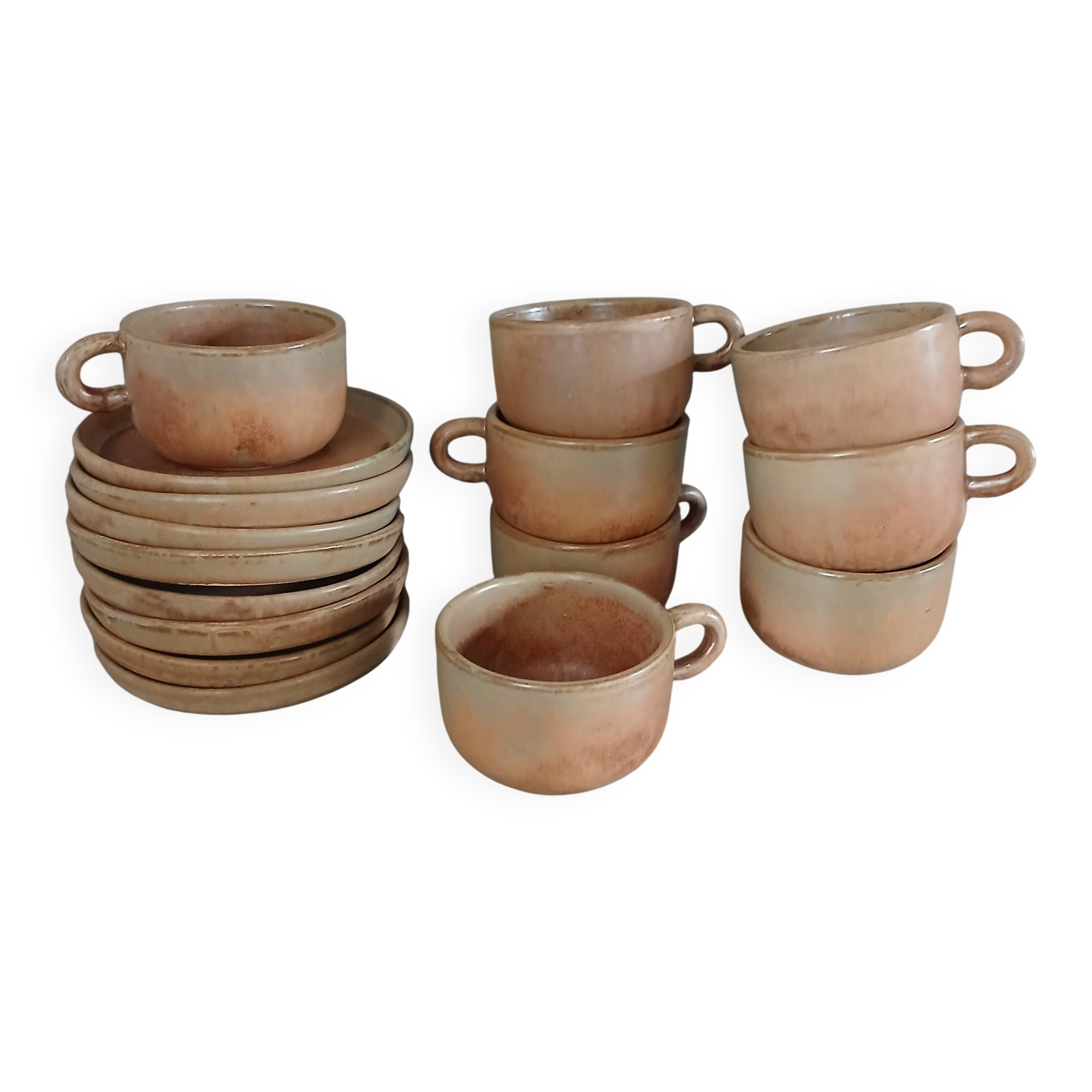 8 tasses anciennes avec soucoupes en grès