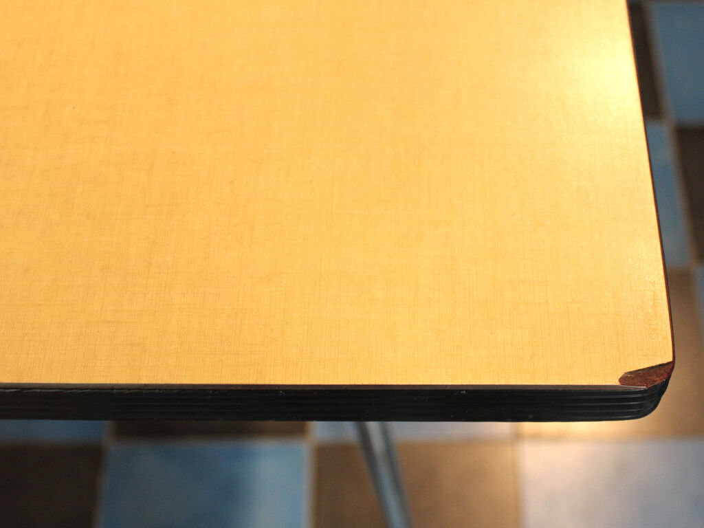 Folding table in formica