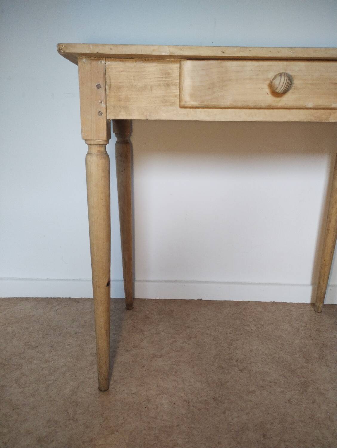 Spindle legs desk