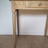 Spindle legs desk