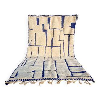 Tapis marocain berbère beni ouarain blanc et bleu Klein