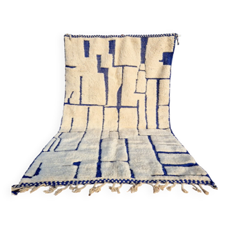 Moroccan Berber carpet beni ouarain white and blue Klein