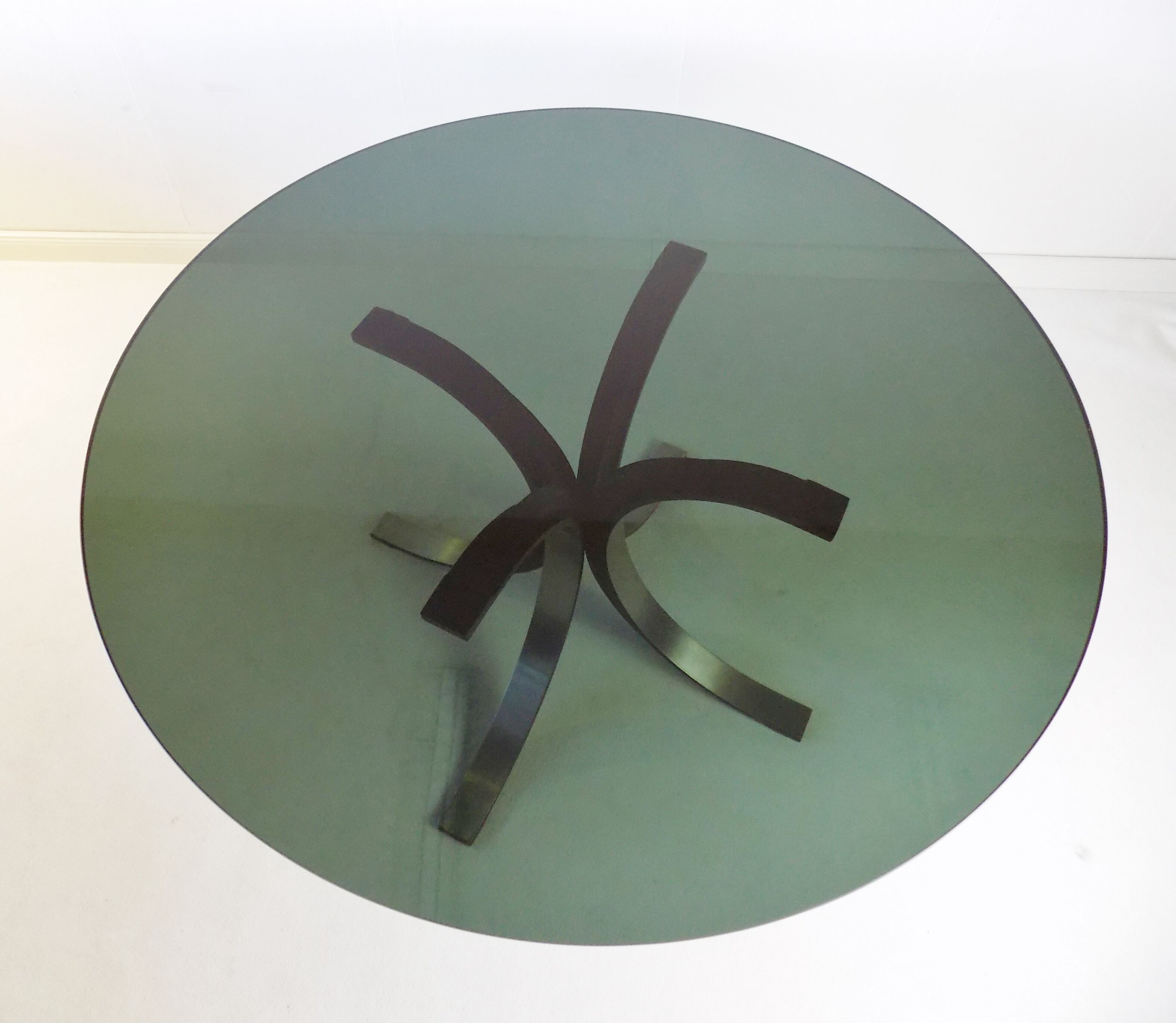 Tecno T69 side table by Osvaldo Borsani and Eugenio Gerli