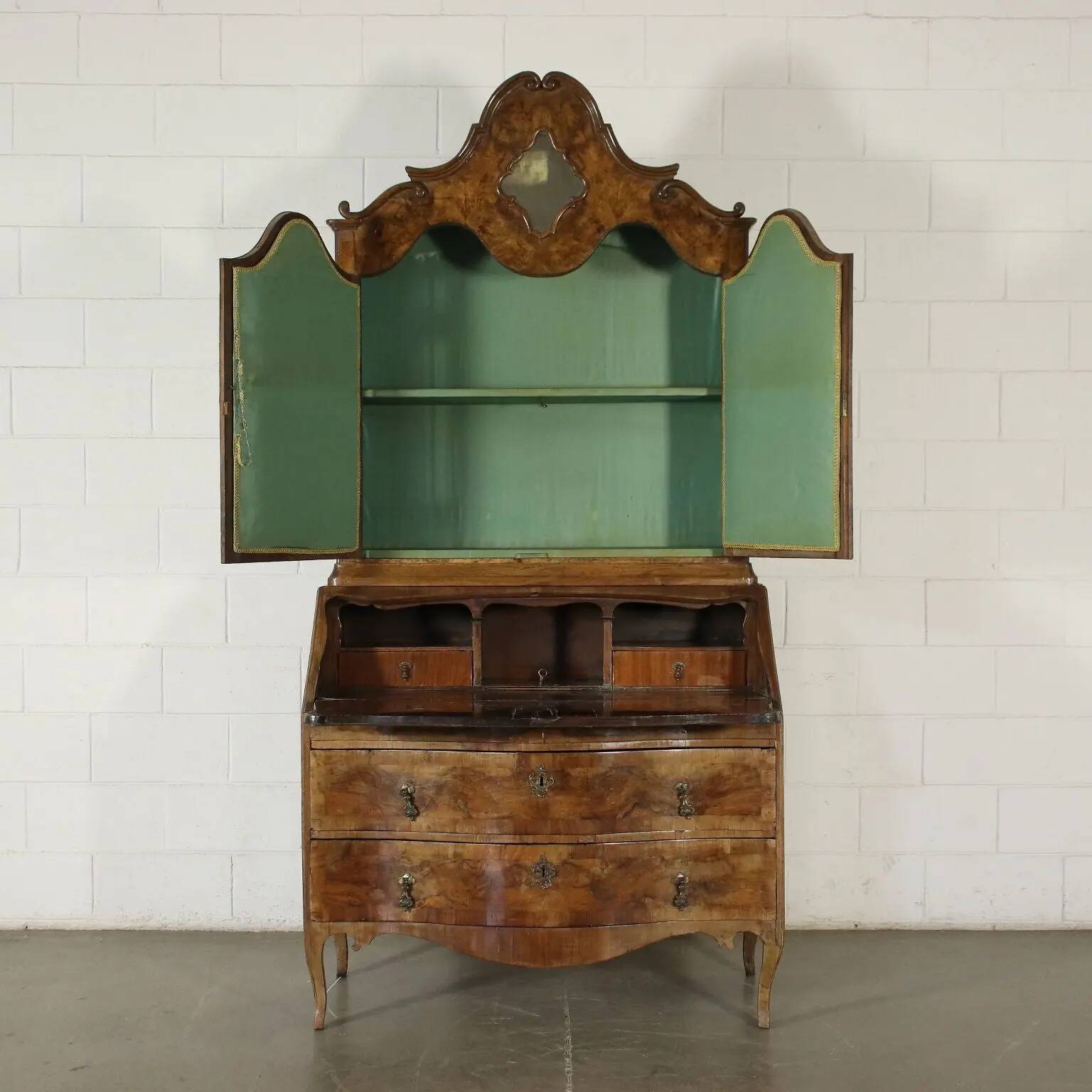 Trumeau barocchetto avec miroir en placage de ronce de noyer, Italie, XVIIIe siècle