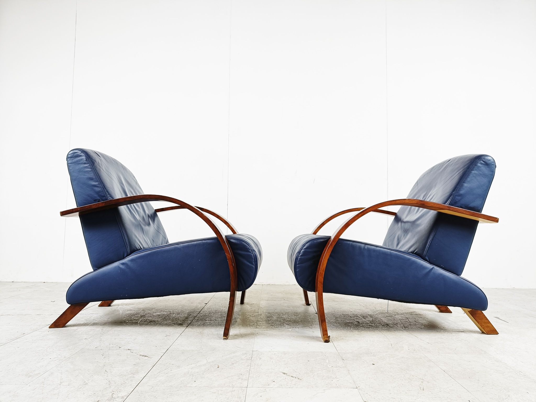 Paire de fauteuils en bois courbé et cuir bleu, années 1970
