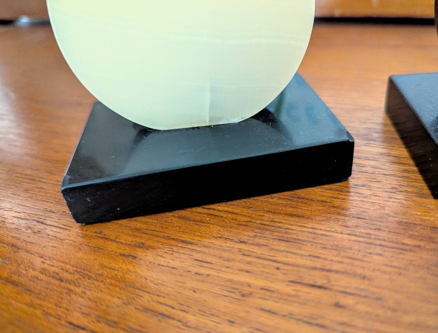 Duo de serre-livres art déco en marbre noir et onyx