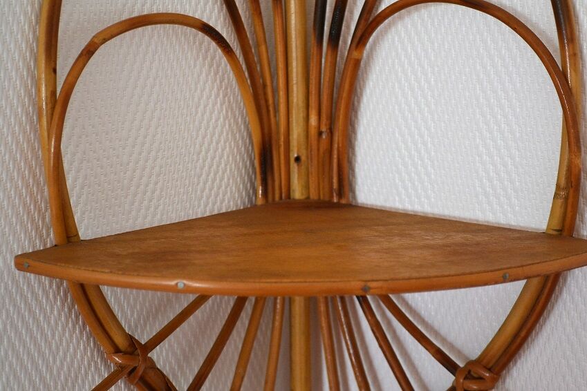 Etagère d'angle en rotin vintage