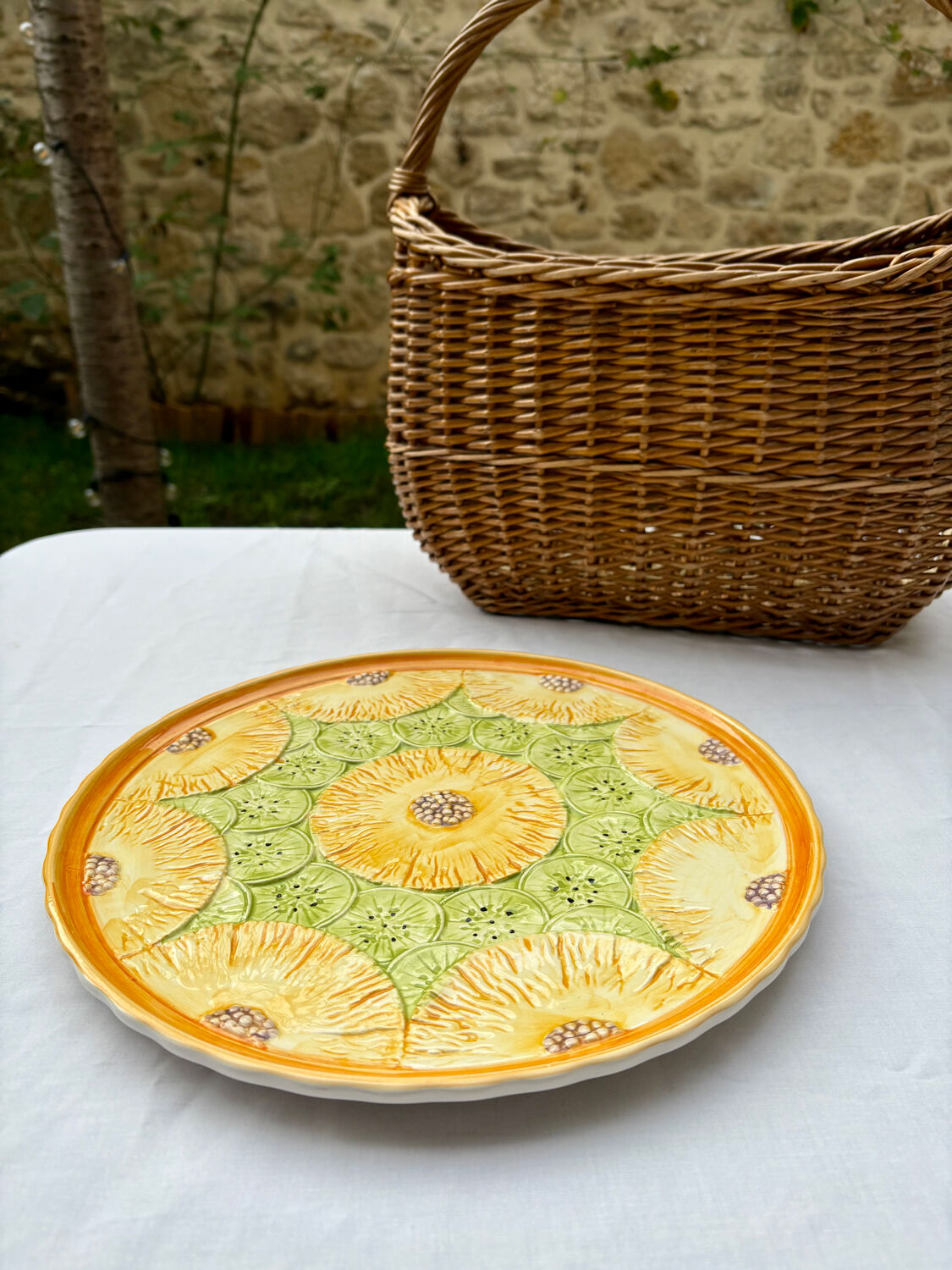 Serving dish with pineapple and kiwi glaze